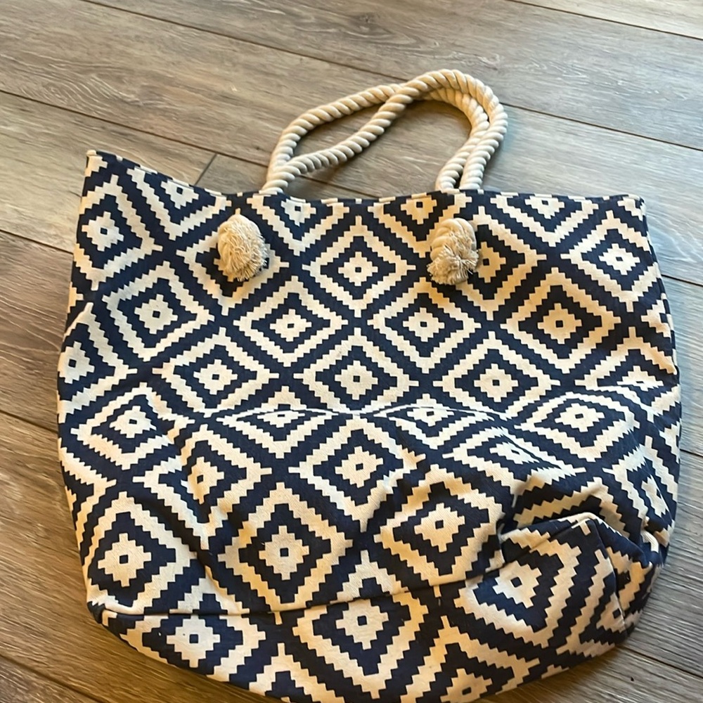 NWOT canvas navy and cream print tote. Rope handles. By summer & rose